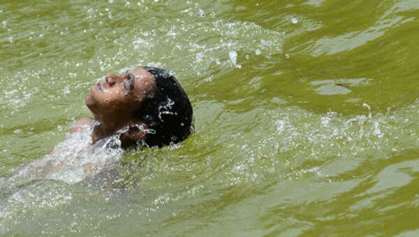 Một đứa trẻ tắm trong đợt nắng nóng bất thường ở Ấn Độ - Sputnik Việt Nam