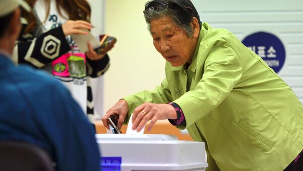 Женщина на избирательном участке во время президентских выборов в Южной Корее - Sputnik Việt Nam