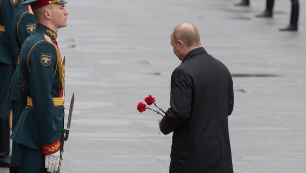 Президент РФ Владимир Путин на церемонии возложения цветов к Могиле Неизвестного солдата - Sputnik Việt Nam