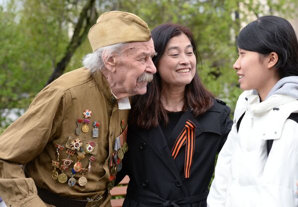 Ngày Chiến thắng. Cựu chiến binh Chiến tranh Vệ quốc vĩ đại trò chuyện với khách nước ngoài tại công viên văn hóa Gorky, Moskva. - Sputnik Việt Nam