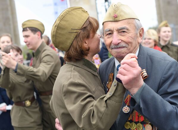 Cựu chiến binh Chiến tranh Vệ quốc Vĩ đại vào ngày kỷ niệm Chiến thắng trong công viên văn hóa Gorky, Moskva - Sputnik Việt Nam