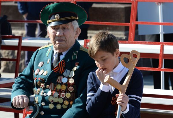 Khán giả tại lễ diễu binh ở Vladivostok, kỷ niệm 72 năm Chiến thắng Chiến tranh Vệ quốc Vĩ đại - Sputnik Việt Nam