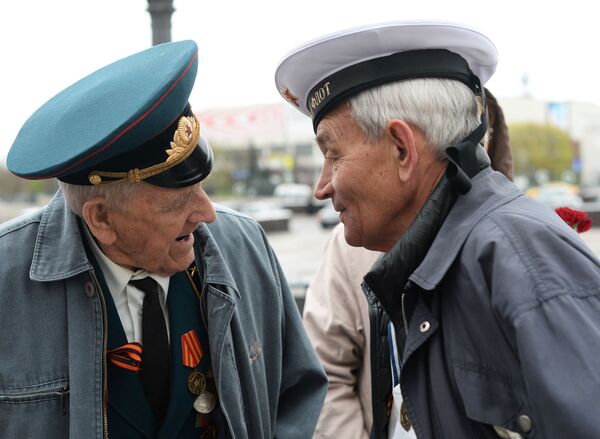 Các cựu chiến binh trong lễ kỷ niệm Ngày Chiến thắng tại công viên văn hóa Gorky, Moskva - Sputnik Việt Nam