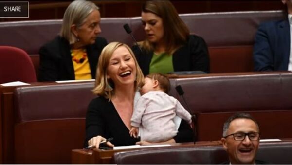 Thượng nghị sĩ Australia cho con bú ngay ở phòng họp quốc hội - Sputnik Việt Nam