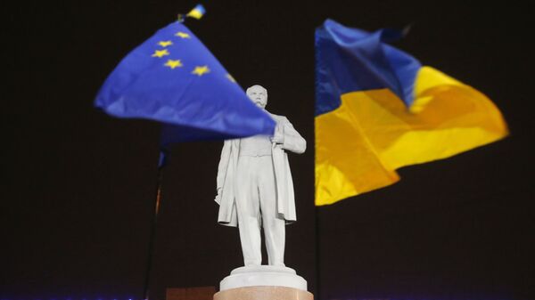 cờ Ukraina và EU - Sputnik Việt Nam