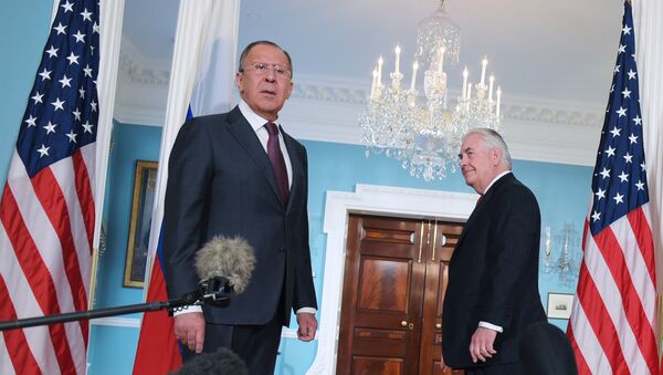 US Secretary of State Rex Tillerson (R) watches as Russian Foreign Minister Sergei Lavrov reacts to a reporter's question after posing for photos in the Treaty Room of the State Department in Washington, DC on May 10, 2017. - Sputnik Việt Nam