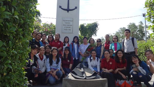 Sinh viên Việt Nam đặt hoa tưởng niệm các thủy thủ Nga - Sputnik Việt Nam