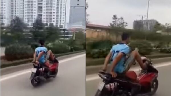 Điều khiển xe máy bằng 2 chân đi vào làn đường dành riêng cho BRT - Sputnik Việt Nam