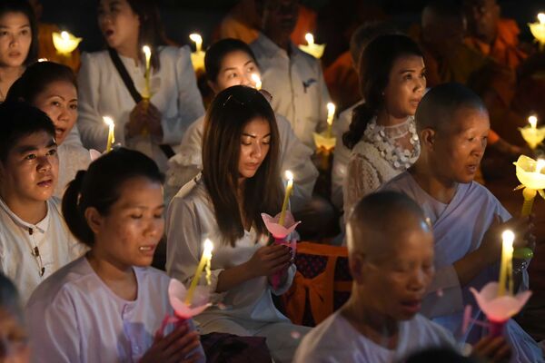 Tín đồ Phật giáo Thái Lan cầu nguyện tại đền Mahabodhi ở Ấn Độ trong ngày Phật Đản. - Sputnik Việt Nam