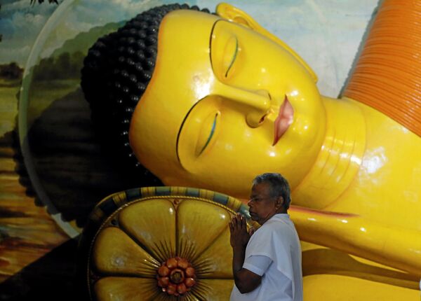 Trước tượng Phật tại thủ đô Sri Lanka. - Sputnik Việt Nam