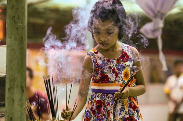 Bangladesh. Cô bé thắp hương trong ngày Phật Đản tại ngôi chùa ở thủ đô Dhaka - Sputnik Việt Nam