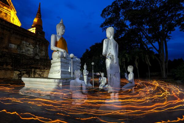 Cầu nguyện trong ngày Phật Đản tại ngôi đền của Thái Lan. - Sputnik Việt Nam