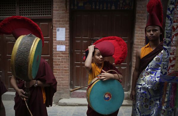 Các nữ tu sĩ trẻ trong ngày Phật Đản ở Nepal. - Sputnik Việt Nam