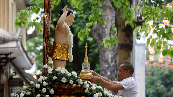 Hà Nội. Phật tử trước tượng Đức Phật trong chùa Quán Sứ - Sputnik Việt Nam