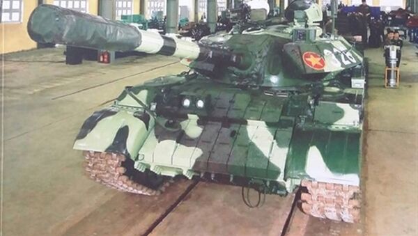Xe tăng T-55 nâng cấp đang nằm trong nhà xưởng - Sputnik Việt Nam