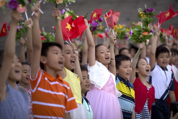 Học sinh Trung Quốc hoan nghênh đón chào các nhà lãnh đạo Việt Nam và Trung Quốc ở Bắc Kinh - Sputnik Việt Nam