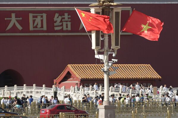 Quốc kỳ Trung Quốc và Việt Nam tại Bắc Kinh trong chuyến thăm Trung Quốc của Chủ tịch nước Việt Nam Trần Đại Quang - Sputnik Việt Nam