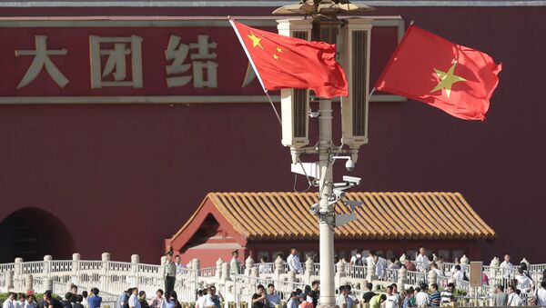 Quốc kỳ Trung Quốc và Việt Nam tại Bắc Kinh trong chuyến thămTrung Quốc  của Chủ tịch  nước Việt Nam Trần Đại Quang ở  Bắc Kinh. - Sputnik Việt Nam