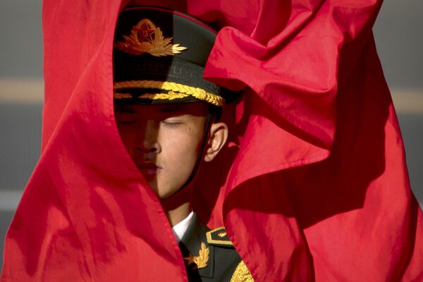 Cảnh vệ với cờ nghi thức trong lễ đón Chủ tịch nước Việt Nam Trần Đại Quang ở Trung Quốc - Sputnik Việt Nam