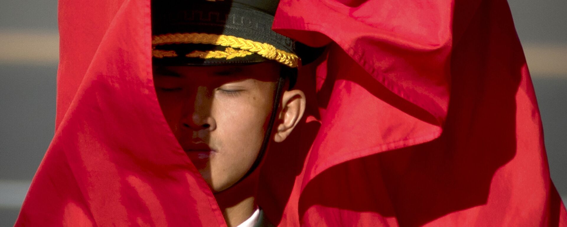 Đội Cảnh vệ với cờ nghi thức trong lễ đón Chủ tịch nước Việt Nam Trần Đại Quang  ở Trung Quốc - Sputnik Việt Nam, 1920, 07.10.2021