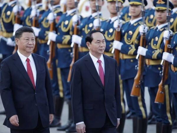 Chủ tịch nước Trần Đại Quang và Tổng Bí thư, Chủ tịch Trung Quốc Tập Cận Bình duyệt đội danh dự tại lễ đón chính thức - Sputnik Việt Nam