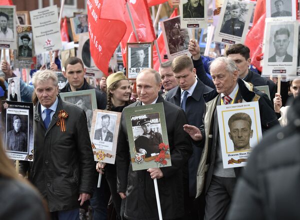 Tổng thống Nga Vladimir Putin tham gia hoạt động tôn vinh “Trung đoàn Bất tử” - Sputnik Việt Nam