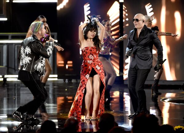 Los Angeles. Các nghệ sĩ J.Balvin, Camila Cabello và Pitbull phát biểu tại lễ trao giải MTV Movie and  TV Awards. - Sputnik Việt Nam
