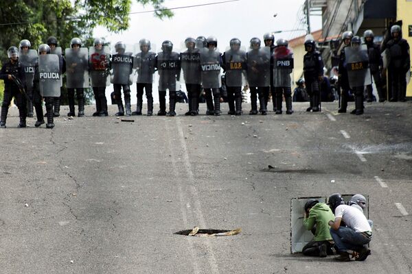 Venezuela. Cảnh sát đặc nhiệm trong cuộc đụng độ với đám biểu tình chống Chính phủ. - Sputnik Việt Nam