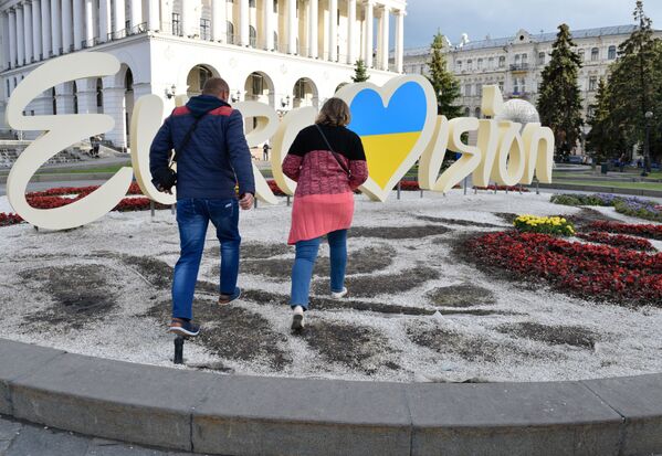 Kiev. Lùm hoa với biểu tượng Eurovision ở trung tâm thủ đô Ukraina bị giày xéo. - Sputnik Việt Nam