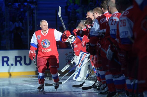 Ông Vladimir Putin trước trận đấu “Liên đoàn Hockey ban đêm” trong Cung băng Olympic của Sochi. - Sputnik Việt Nam