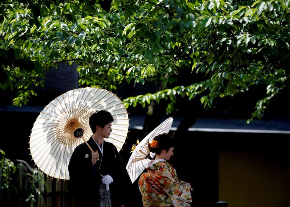 Nhật Bản. Kyoto. Cư dân địa phương trong bộ kimono truyền thống. - Sputnik Việt Nam