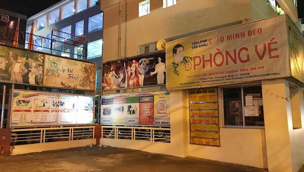 Phòng vé sân khấu Sao Minh Béo đóng cửa im lìm vào tối thứ 6. - Sputnik Việt Nam