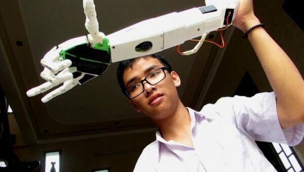 Phạm Huy với tác phẩm Cánh tay robot dành cho người khuyết tật và chuyến đi Mỹ đã thành hiện thực - Sputnik Việt Nam