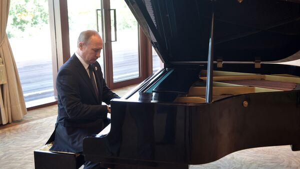 Tổng thống Putin chơi piano trong khi chờ ông Tập Cận Bình - Sputnik Việt Nam