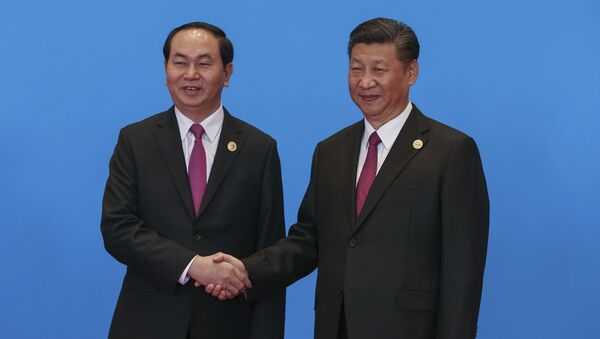 Chinese President Xi Jinping, right, shakes hands with Vietnamese President Tran Dai Quang during the welcome ceremony for the Belt and Road Forum - Sputnik Việt Nam