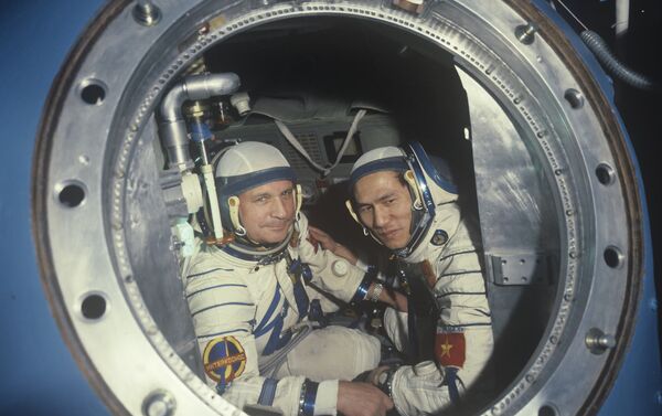 Các thành viên phi hành đoàn tàu vũ trụ Soyuz-37, Viktor Gorbatko hai lần Anh hùng Liên Xô và Anh hùng Việt Nam Phạm Tuân. - Sputnik Việt Nam