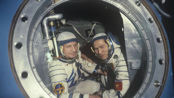 Các thành viên phi hành đoàn tàu vũ trụ Soyuz-37, Viktor Gorbatko hai lần Anh hùng Liên Xô và Anh hùng Việt Nam Phạm Tuấn. - Sputnik Việt Nam