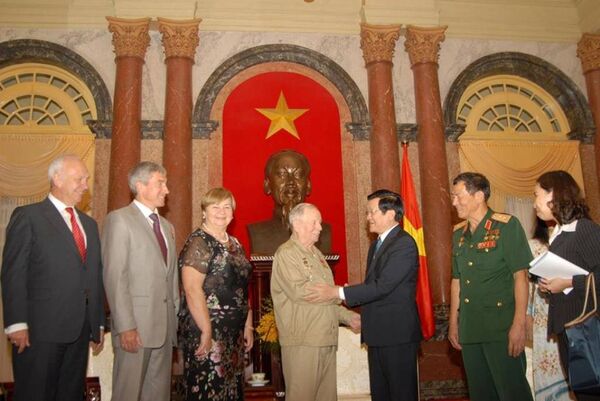 Ông Gorbatko (thứ 4 từ trái sang) tới Việt Nam tham dự một số hoạt động kỷ niệm hồi năm 2015. Ông Gorbatko (thứ 4 từ trái sang) tới Việt Nam tham dự một số hoạt động kỷ niệm hồi năm 2015. - Sputnik Việt Nam