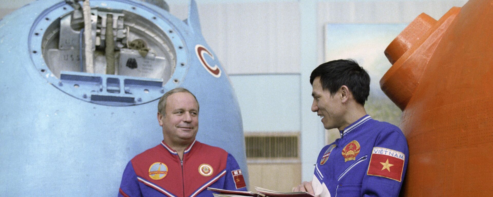 Các thành viên phi hành đoàn tàu vũ trụ Soyuz-37, Viktor Gorbatko hai lần Anh hùng Liên Xô (bên phải) và Anh hùng Việt Nam Phạm Tuân tại Trung tâm đào tạo phi hành gia Gagarin. - Sputnik Việt Nam, 1920, 17.05.2017