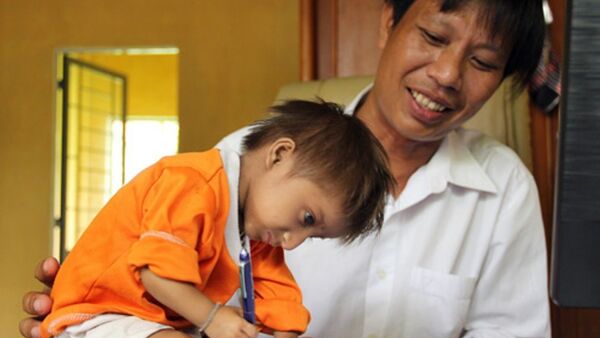 Cậu bé tí hon hơn 3 kg được thầy hiệu trưởng trường Tiểu học Sơn Ba trực tiếp chăm sóc, dạy học - Sputnik Việt Nam