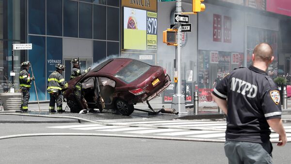 A vehicle that struck pedestrians and later crashed is seen on the sidewalk in New York City, U.S., May 18, 2017. - Sputnik Việt Nam