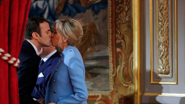 Tổng thống Pháp Emmanuel Macron cùng phu nhân Brigitte tại lễ nhậm chức ở Paris.	 - Sputnik Việt Nam