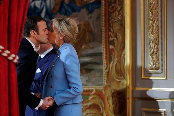 Tổng thống Pháp Emmanuel Macron cùng phu nhân Brigitte tại lễ nhậm chức ở Paris. - Sputnik Việt Nam