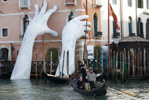 Ủng hộ. Lắp đặt tác phẩm của nhà điêu khắc người Ý Lorenzo Quinn ở Venice. - Sputnik Việt Nam