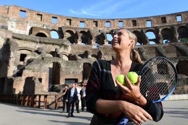 Tay vợt tennis nữ Maria Sharapova tại đấu trường La Mã Coliseum. - Sputnik Việt Nam