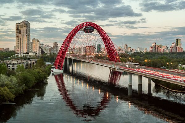 Cầu hội họa” - cầu đường bộ trên sông Matxcơva ở phía tây-bắc thủ đô Nga. - Sputnik Việt Nam