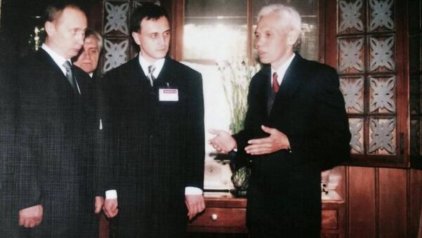 Ông Trần Viết Hoàn giới thiệu Khu Di tích Hồ Chí Minh với Tổng thống Vladimir Putin, 2001. - Sputnik Việt Nam