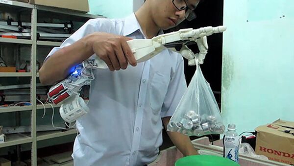 Phạm Huy với cánh tay robo - Sputnik Việt Nam