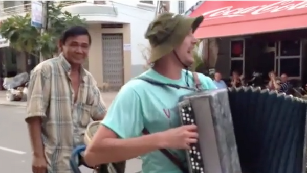 Chàng du khách Nga với cây phong cầm quậy vui ở Việt Nam (Video) - Sputnik Việt Nam