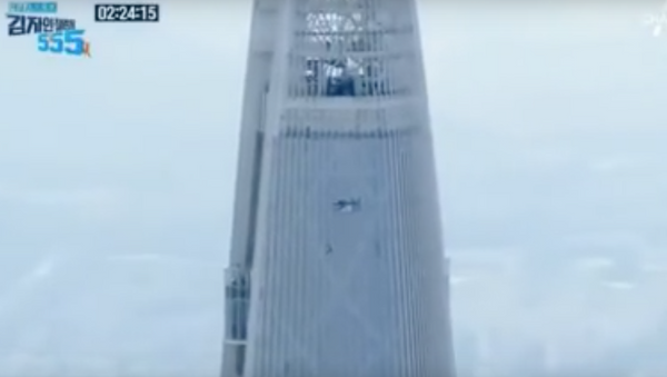 Nữ VĐV leo núi chinh phục tòa nhà cao nhất ở Hàn Quốc không hề mang thiết bị đặc biệt - Sputnik Việt Nam